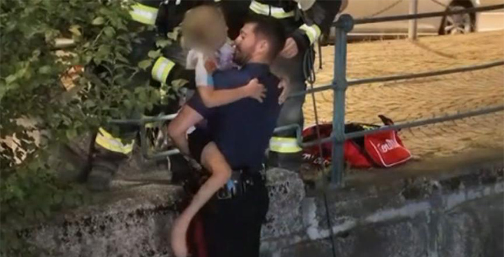 Carabiniere si cala nel fiume a Merano per portare in salvo tre bambini